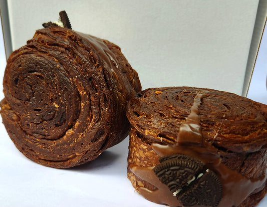 Double Stuffed Croissant box (Cookies & Cream Cheesecake)